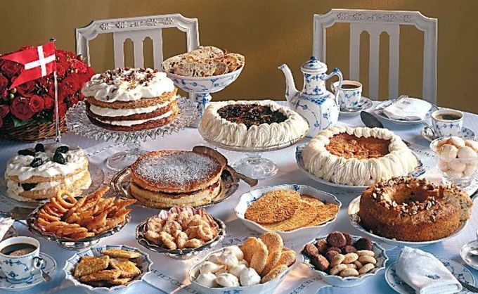 Sønderjysk kagebord - der skal mindst være 14 forskellige slags kager på det sønderjyske kaffebord. Og de 14 slags kager skal være fordelt med syv bløde kager og syv hårde kager.
